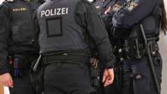 Bewaffnete Polizisten von hinten