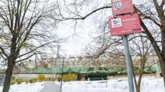 Geräumter Weg in einer städtischen Wiener Parklandschaft