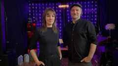 Sara Kowal und Tobias Krieg vor der beleuchteten Bühne in der "Henriette". 