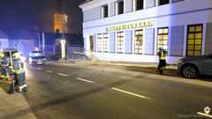 Fensterscheiben wurden auf die Straße geschleudert.