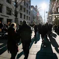 Menschen flanieren an einem sonnigen Tag auf der Kärntner Straße in Wien.