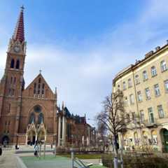 Die Herz-Jesu-Kirche in Graz mit einem Wohnhaus im Vordergrund.
