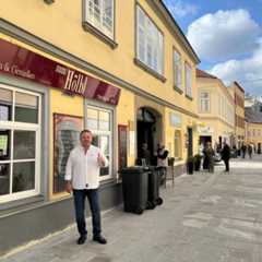 Ein Mann steht vor dem Restaurant „Zum Hölbl“ und gibt einen Daumen nach oben.