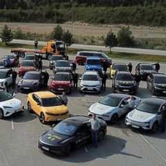 Eine Gruppe von Menschen steht um eine Sammlung von Elektroautos des ÖAMTC auf einem Parkplatz. Eine Gruppe von Menschen steht um eine Sammlung von Elektroautos des ÖAMTC auf einem Parkplatz.