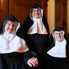 Drei ältere Nonnen schauen in die Kamera.