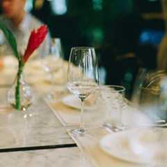 Gen Z bringt einen verstaubten Trend wieder: Gemeinschaftstische