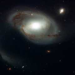 ハッブル宇宙望遠鏡（HST）が観測した「NGC 4319」（中央）と「Markarian 205」（右上）（Credit: NASA and The Hubble Heritage Team (STScI/AURA); Acknowledgment: R. Knacke (Penn State Erie)）