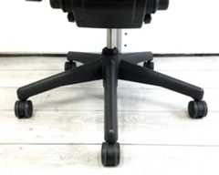 【外部倉庫在庫品/キャンペーン対象外】】不動の人気！高級チェアの大定番！！Aeron Chair !!【AO】【TOGS】■ハーマンミラー/アーロン/ブラック　Bタイプ　上下昇降のみ　ランバーサポート付・肘可動式                        アーロンチェア                                    中古            