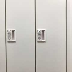 【キーレスなダイヤル錠タイプ！】幅広い用途に対応できます！オフィスフロアにも設置しやすい■オカムラ/FZ/ホワイト　便利な４人用ロッカー！                        FZ-Wタイプ                                    中古            