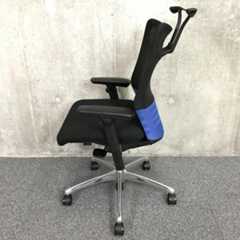 【訳アリ価格】■オカムラ（okamura）製　フィーゴ（feego）チェア　■メッシュバックタイプ　■可動肘付き　■色：ブルー×ブラック　【背あてのしなやかな曲線が背中にフィット！】【快適な座り心地に高級感のあるデザインが人気！】                        フィーゴメッシュチェア                                    中古            