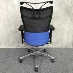 【訳アリ価格】■オカムラ（okamura）製　フィーゴ（feego）チェア　■メッシュバックタイプ　■可動肘付き　■色：ブルー×ブラック　【背あてのしなやかな曲線が背中にフィット！】【快適な座り心地に高級感のあるデザインが人気！】                        フィーゴメッシュチェア                                    中古            