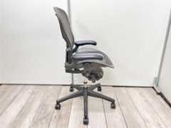 現品限り！上下昇降機能に若干使用感ある為、特価【憧れのHermanMiller/ハーマンミラーをご自宅に！】/オススメ(おすすめ) /人気商品【弊社使用欄：A00996081】■ハーマンミラー アーロンチェア 可動肘(ワンタッチタイプ) ランバーサポート フル装備 Bサイズ グラファイト                        アーロンチェア（ランバー　フル装備）                                    中古            