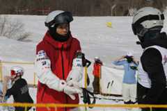 モーグル教室で参加者に指導する堀島行真選手＝2023年4月4日、白馬村の白馬八方尾根スキー場