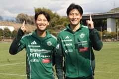 開幕戦で活躍した松本山雅の大卒ルーキー、金子（右）と藤枝