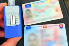 Vzal auto aj dieťa a utekal nafetovaný. Polícia chytila nezodpovedného otca pod Strečnom