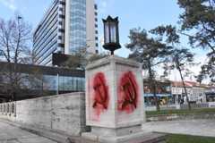 Pamätník Sovietskej armády je často tŕňom v oku aktivistov. Takto ho pomaľovali v apríli 2022.