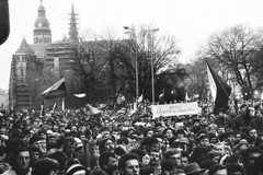 Vláda chcela ľudí vyhnať do práce. Budú však v uliciach opäť štrngať kľúčmi 