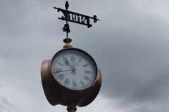 Partizánčina na secesných hodinách? Pribudli erb a nápisy, mesto vidí záhadu