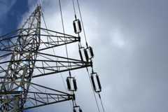 Prvý sneh vyradil z prevádzky desiatky trafostaníc