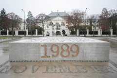 Na Námestí slobody v Bratislave stojí pamätník Nežnej revolúcie