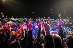 Z kriedy ostalo blato, no odkaz revolúcie dážď nezmyl. Na Námestie Slobody prišlo 50-tisíc ľudí