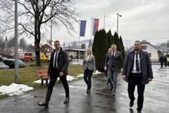 Fico sa vybral do okresu, kde vyhráva voľby 20 rokov. Vítali ho transparentmi