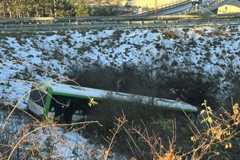 Autobus skončil mimo cesty.