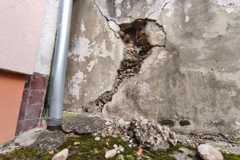 Opravu múru v havarijnom stave nemá kto vykonať. Hrozí poškodenie domu, cesty aj plynovodu