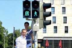 Mobilitätsdezernent Michael Kolmer und Judith Bellmann vom Verein "vielbunt" freuen sich über die neue Ampel