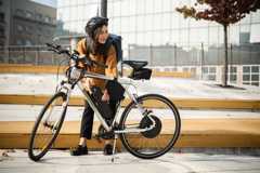 Für normale Räder wird es eng, bald könnten sie neben den Pedelecs auch noch 45 km/h-Bikes auf dem Radweg begegnen 