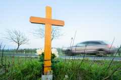 in Kreuz zum Gedenken an ein 21-jähriges Opfer eines Verkehrsunfalls steht an einer Landstraße