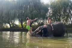 Sven Hannawald im Bad mit einem Elefanten