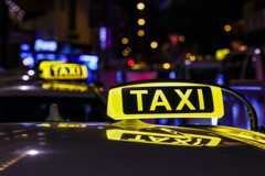 Ein Taxi-Schild leuchtet auf dem Dach eines Autos