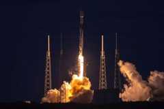 Eine Weltraumrakete von SpaceX startet am Cape Carneveral in den Weltraum