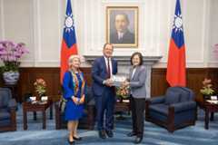 American Enterprise Institute President Robert Doar meets with President Tsai Ing-wen. (Presidential Office photo)