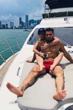 布兰妮穿泳装大秀身材 与小14岁男友甜蜜相拥
