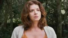 Natália pensativa em cena de Elas por Elas 