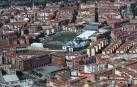 Vista aérea de viviendas en Pamplona, con el estadio Larrabide en el centro.