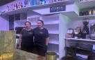 Las hosteleras Abigail Ribadeneira y su madre, Violeta Tapia, detrás de la barra del Gavia el Puy