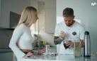 Iker Muniain, junto a su pareja Ana Montoya, preparando un mate