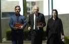 De izquierda a derecha, Gonzalo Vargas Llosa, Álvaro Vargas Llosa, y Morgana Vargas Llosa, hijos del escritor peruano Mario Vargas Llosa, caminan portando dos urnas con los restos de su padre
