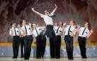 Alejandro Mesa, en el centro del grupo, protagonista del musical 'The Book of Mormon'