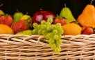 Una cesta con frutas