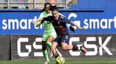 Mariana Cerro, en el partido ante el Barcelona, con Salma Paralluelo