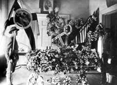 Larger memorial image loading...