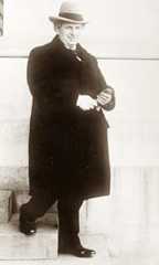 Larger memorial image loading...