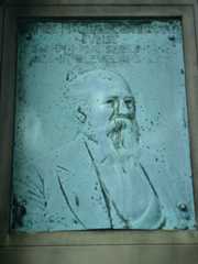 Larger memorial image loading...