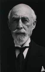 Larger memorial image loading...