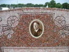 Larger memorial image loading...