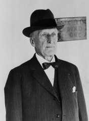 Larger memorial image loading...